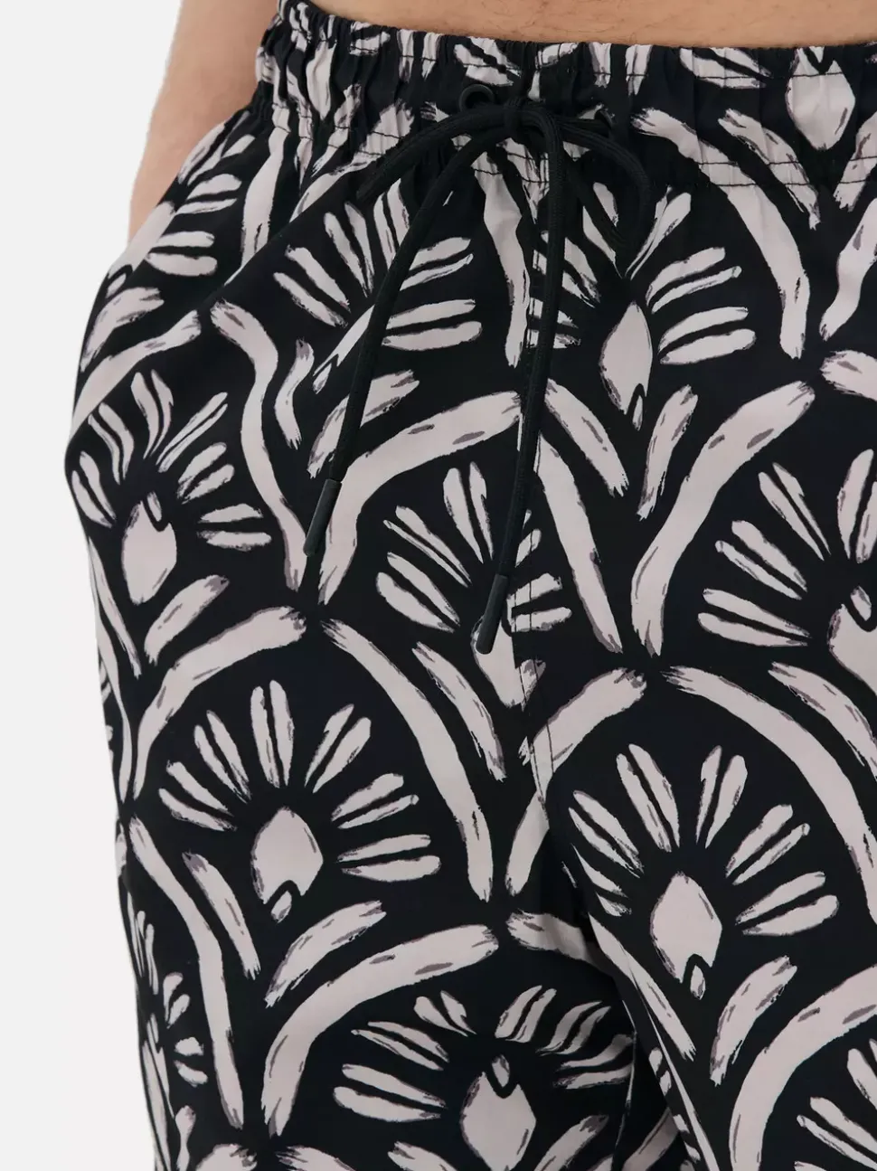 Szorty kąpielowe w abstrakcyjny wzór ze sznurkiem