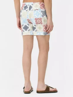 Szorty kąpielowe ze sznurkiem i mozaikowym motywem