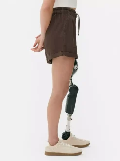 Szorty na co dzień wiązane w pasie