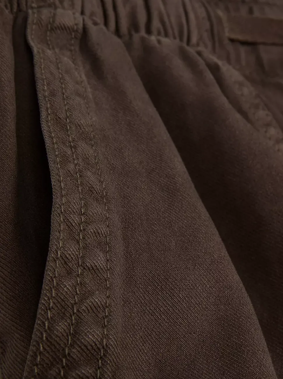 Szorty na co dzień wiązane w pasie