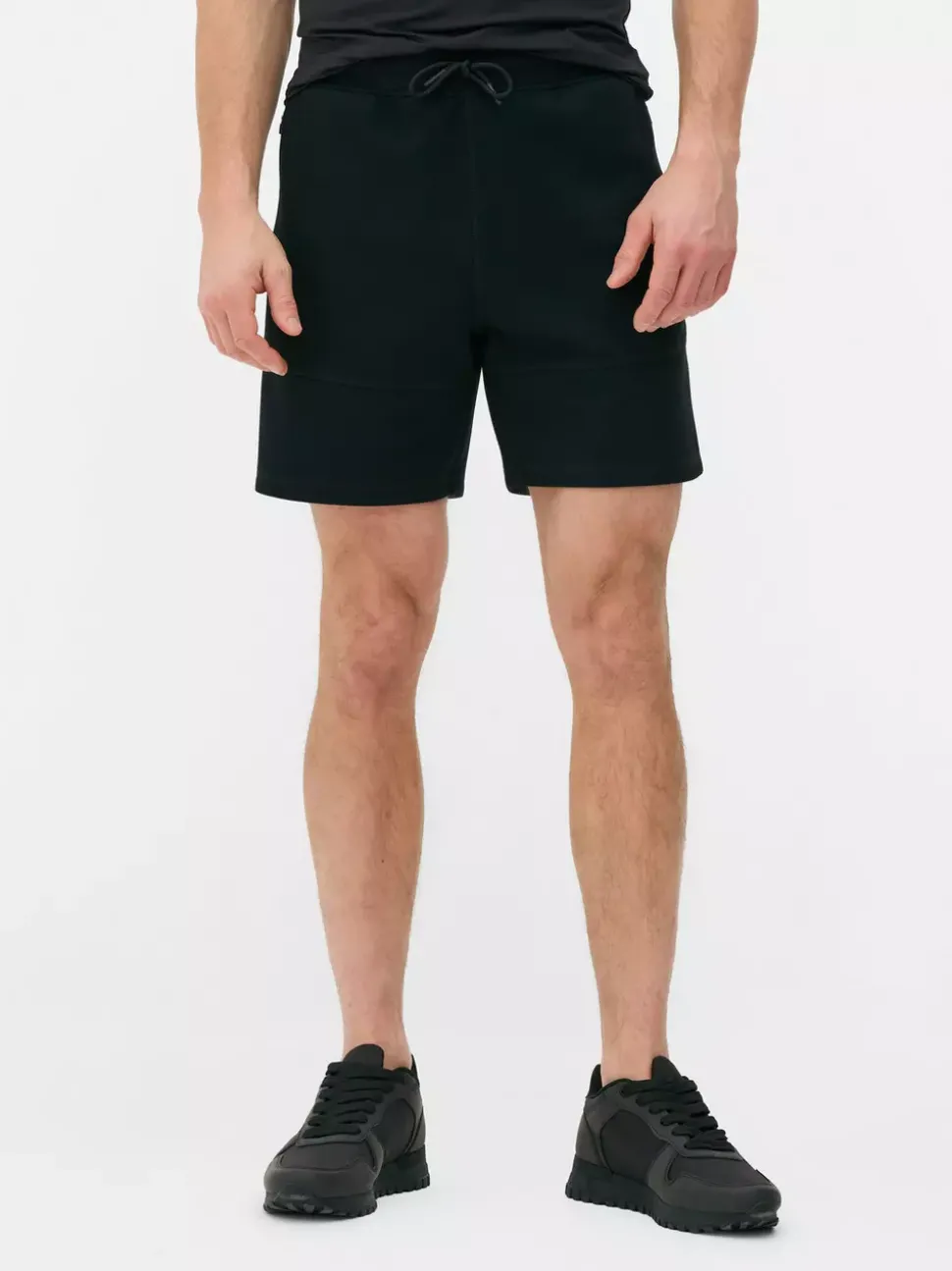 Szorty sportowe ze sznurkiem ściągającym