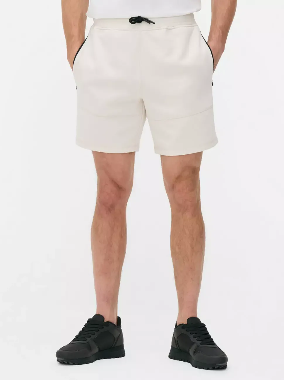 Szorty sportowe ze sznurkiem ściągającym