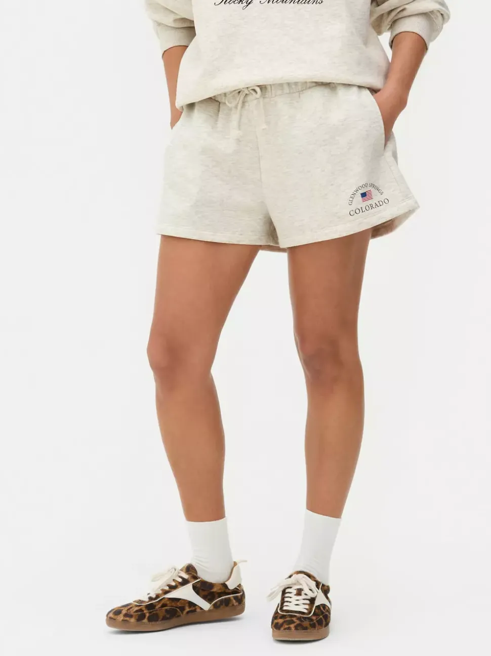 Szorty sportowe ze sznurkiem ściągającym