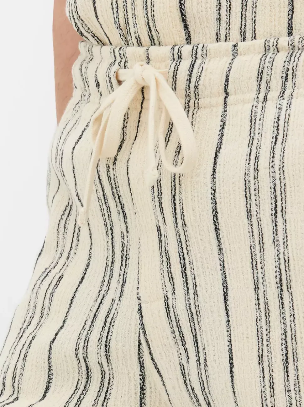 Szorty w paski ze sznurkiem w talii