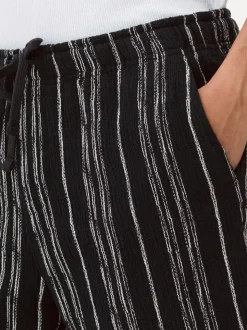 Szorty w paski ze sznurkiem w talii