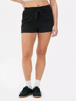 Szorty wiązane w pasie o luźnym kroju