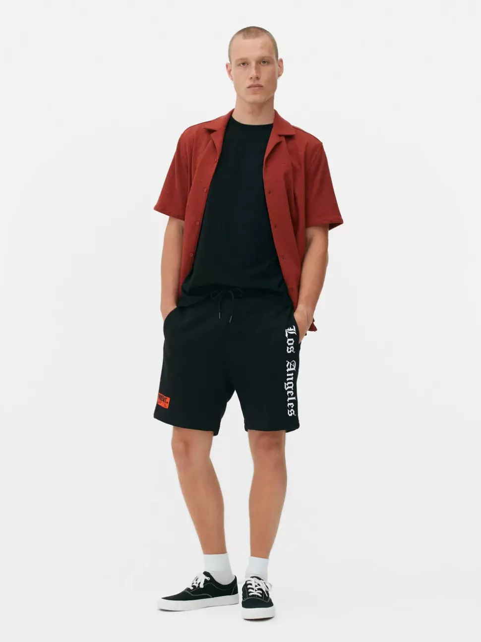 Szorty ze sznurkiem w talii i napisem Los Angeles