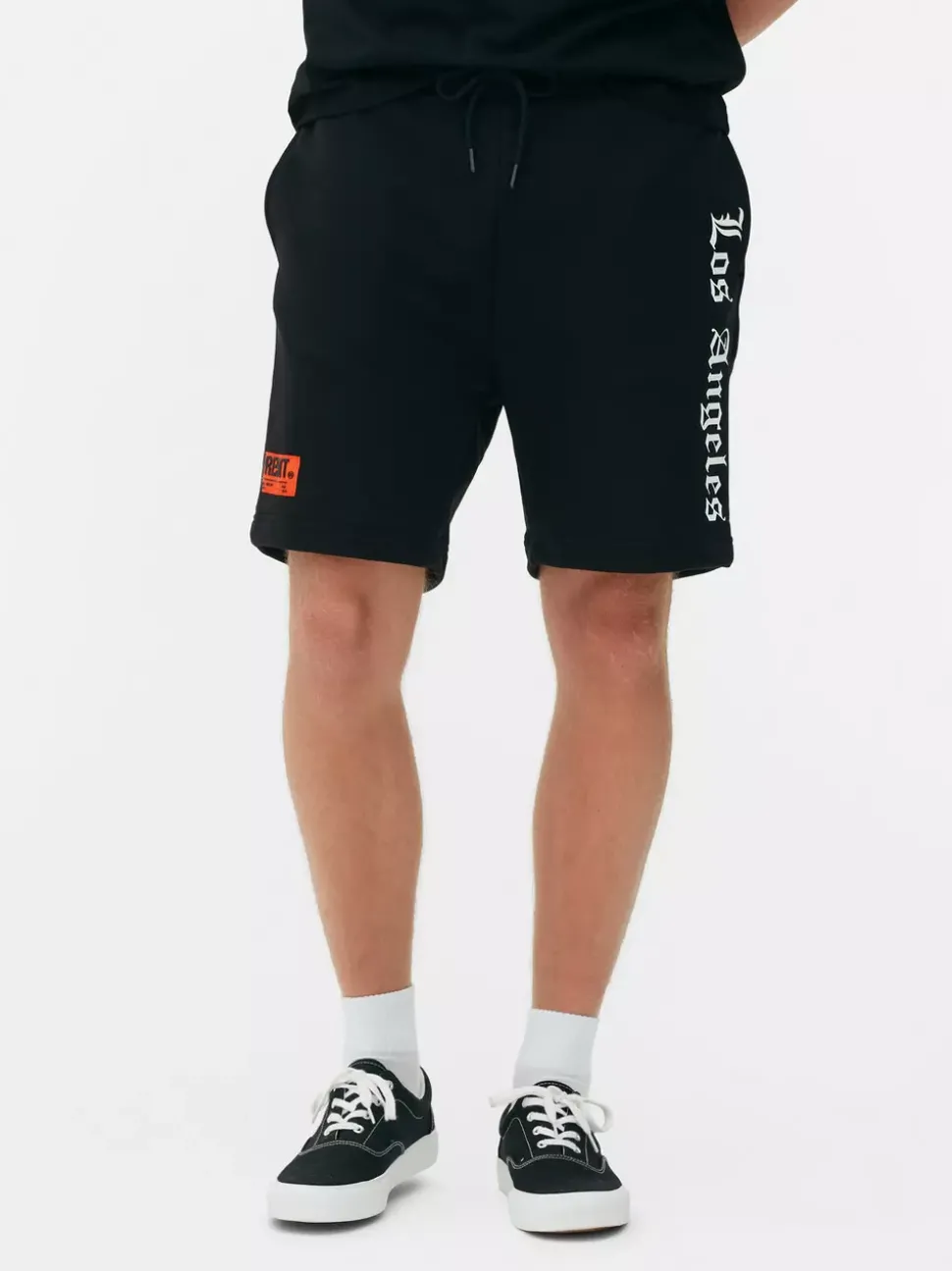 Szorty ze sznurkiem w talii i napisem Los Angeles