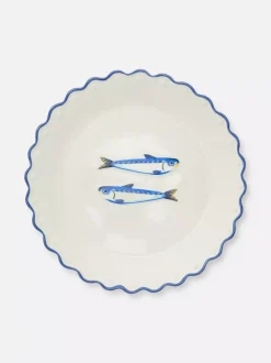 Talerz z pofalowaną krawędzią i motywem sardynek