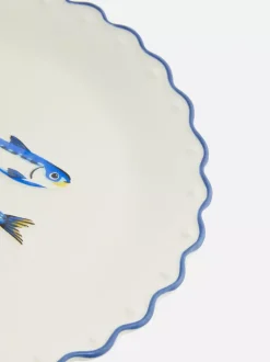 Talerz z pofalowaną krawędzią i motywem sardynek