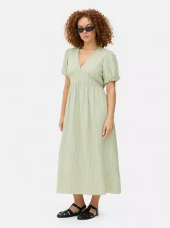 Teksturowana sukienka midi na guziki