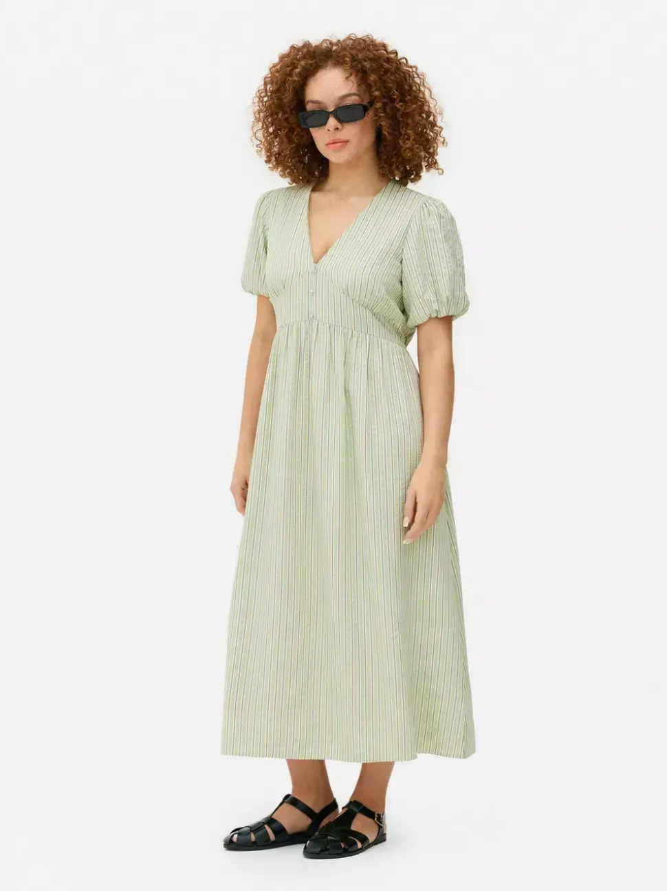 Teksturowana sukienka midi na guziki