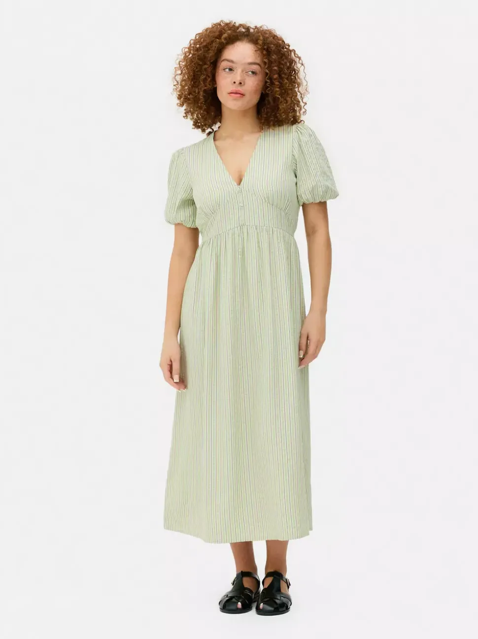 Teksturowana sukienka midi na guziki