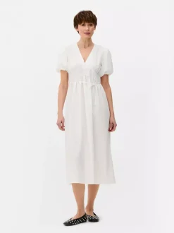 Teksturowana sukienka midi na guziki