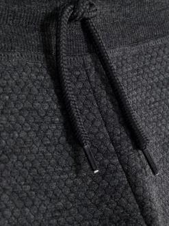 Teksturowane spodnie dresowe z geometrycznym wzorem