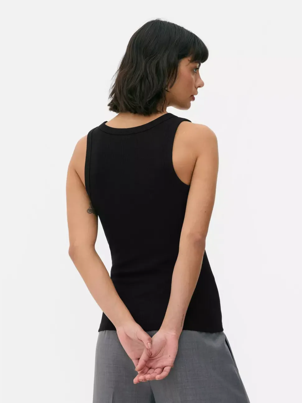 Top bez rękawów z głębokim dekoltem Essential