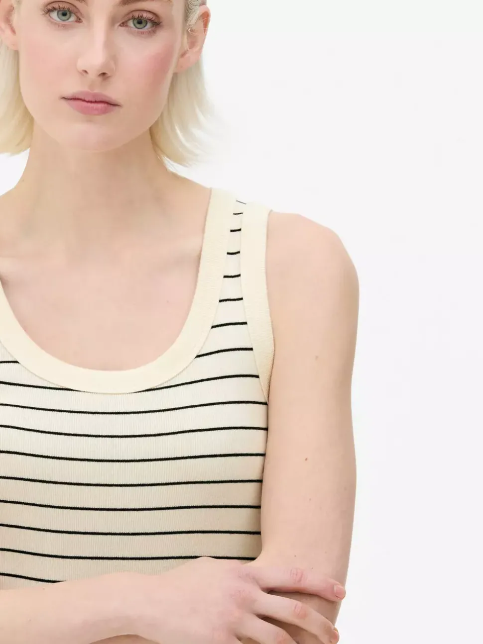 Top bez rękawów z głębokim dekoltem Essential