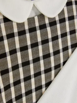 Top z kołnierzykiem i sukienka ogrodniczka w kratę