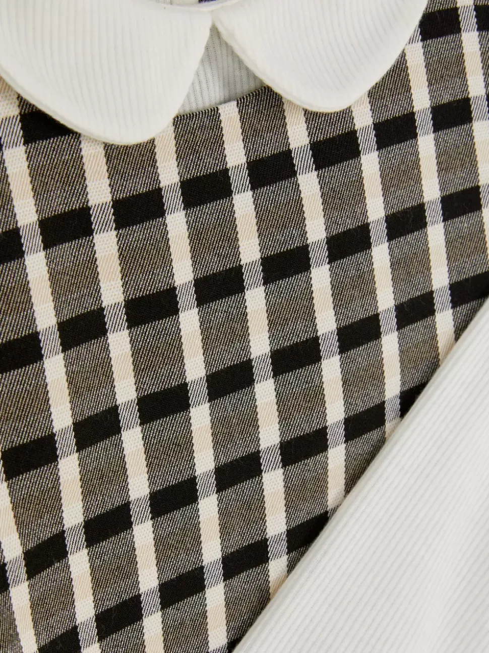 Top z kołnierzykiem i sukienka ogrodniczka w kratę