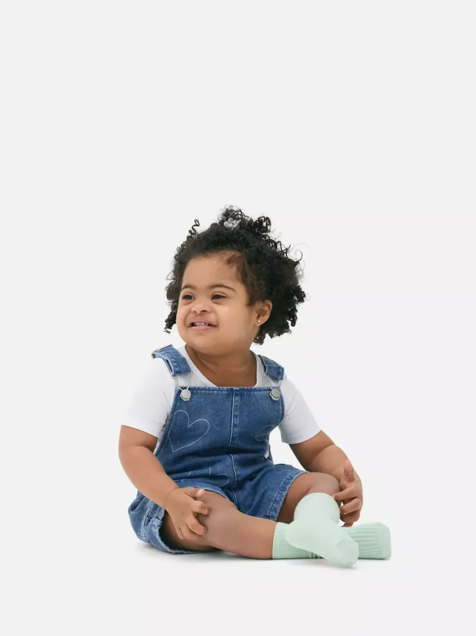 T-shirt i jeansowe ogrodniczki ze wzorem w serduszka