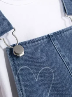 T-shirt i jeansowe ogrodniczki ze wzorem w serduszka