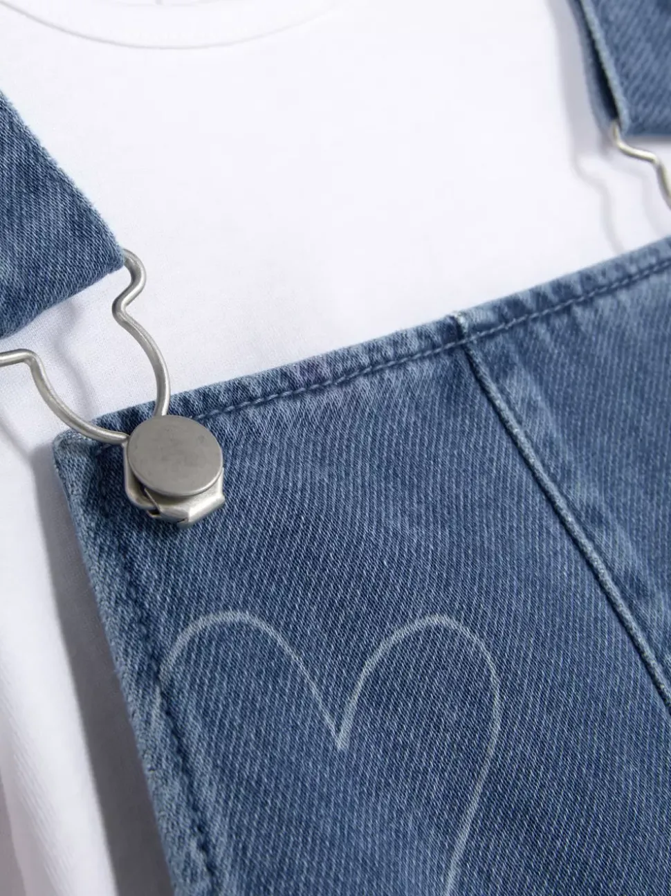 T-shirt i jeansowe ogrodniczki ze wzorem w serduszka