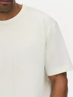 T-shirt o luźnym kroju