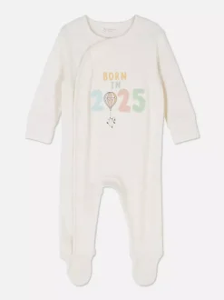 Tuftowane śpioszki z napisem Born in 2025