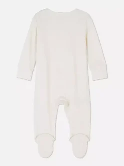 Tuftowane śpioszki z napisem Born in 2025