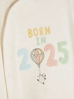 Tuftowane śpioszki z napisem Born in 2025