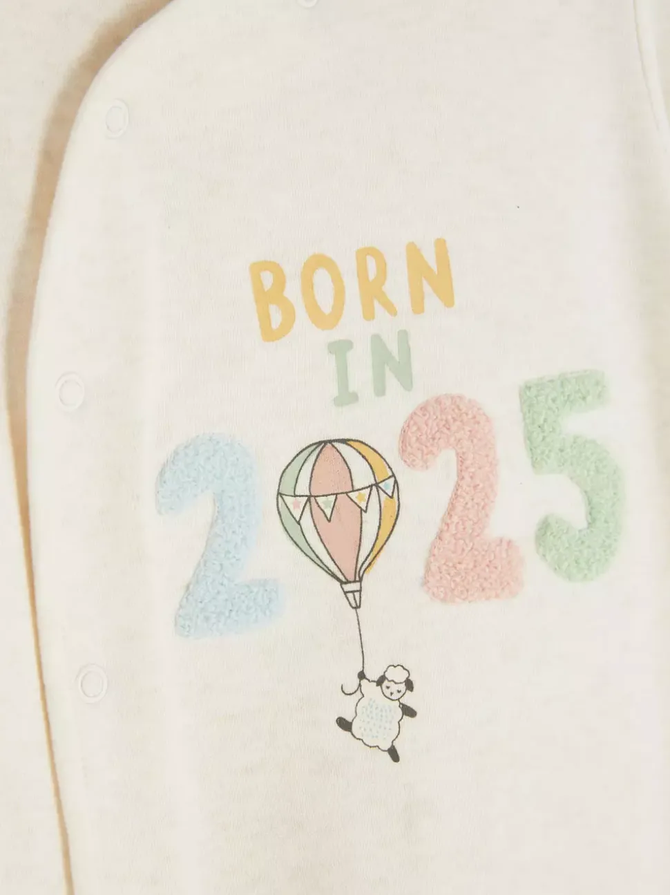 Tuftowane śpioszki z napisem Born in 2025