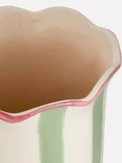 Wazon w paski z muszelkowym wykończeniem