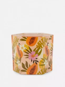 Świeca w sześciokątnym słoiczku z kwiatowym motywem