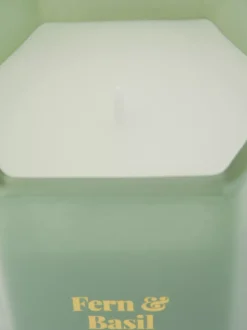 Świeca wotywna w sześciokątnym pojemniku