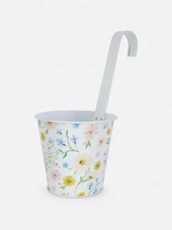 Wisząca metalowa doniczka ze wzorem w kwiaty