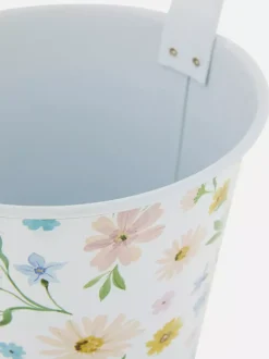 Wisząca metalowa doniczka ze wzorem w kwiaty