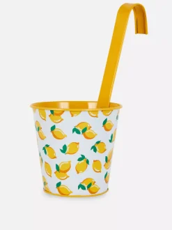 Wisząca metalowa doniczka ze wzorem w kwiaty