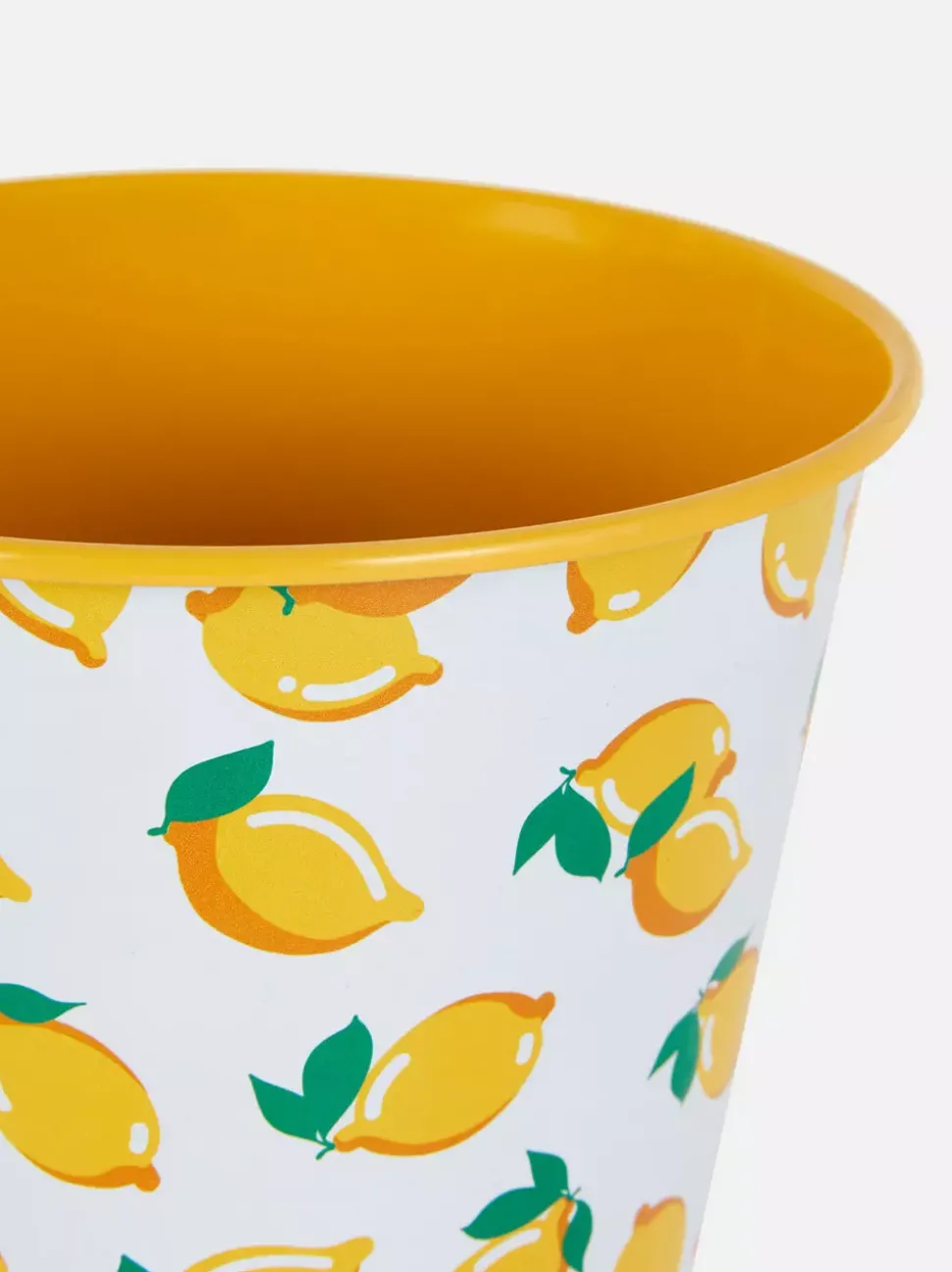 Wisząca metalowa doniczka ze wzorem w kwiaty