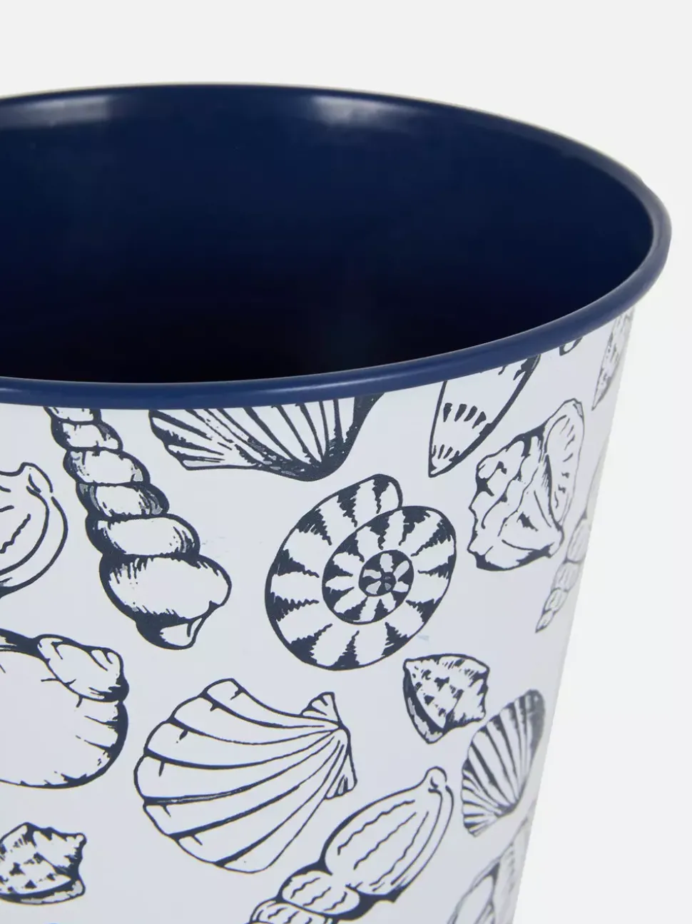 Wisząca metalowa doniczka ze wzorem w kwiaty