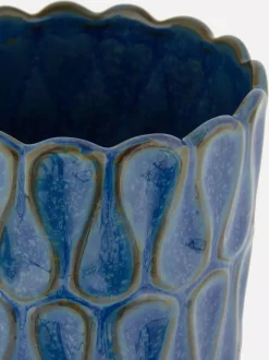 Wysoki wazon o pofalowanej fakturze