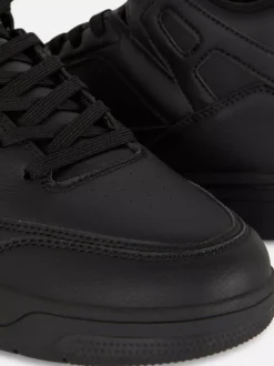 Wysokie buty sportowe w koszykarskim stylu