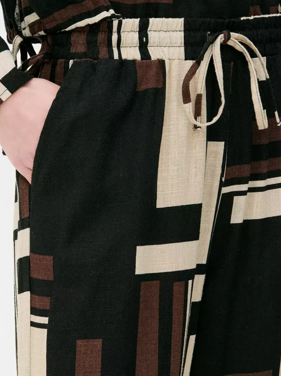 Wzorzyste spodnie ze ściąganym sznurkiem