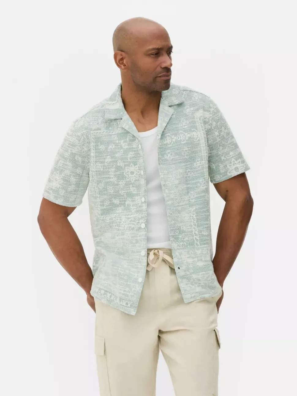 Zapinana na guziki koszula z wzorem bandany