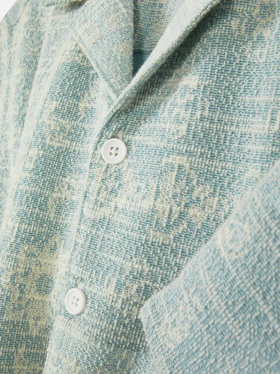 Zapinana na guziki koszula z wzorem bandany