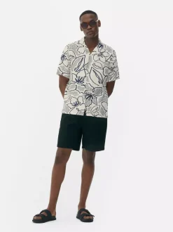 Zapinana na guziki koszula w kwiaty