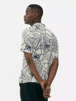 Zapinana na guziki koszula w kwiaty