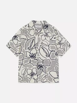 Zapinana na guziki koszula w kwiaty