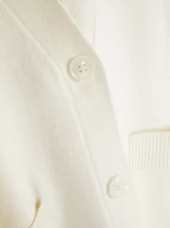 Zapinany na guziki sweter rozpinany z dekoltem w serek