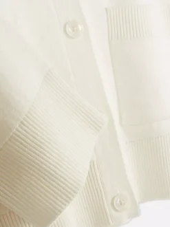 Zapinany na guziki sweter rozpinany z dekoltem w serek