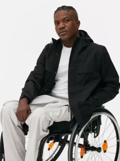 Zapinany na zamek płaszcz przeciwdeszczowy z kapturem